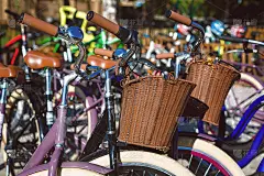 复古黑色自行车与篮子停放在街道上复古壁纸背景浅焦点