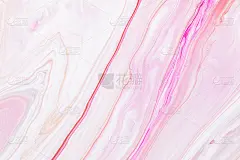 流体艺术纹理。抽象背景与虹彩漆效果。液体丙烯酸画流动和飞溅。混合油漆背景或海报。粉红色，白色和米色的