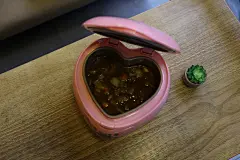 【欧之宝桃心电饭煲】
女生总是这样，对爱心，对红色，对小巧的东西完全没有抵抗力～
看到这款电饭煲的时候，眼前一亮～
感觉自己都爱上厨房了
心形的造型，摆在哪里都是美滴很～
除了美，人家的功能也很强大
精煮，快煮，煮粥，煲汤，做蛋糕，做酸奶
无所不能，关键还巨实惠！
1.8升的心形内胆，最适合1➕1
下次尝试做个爱心蛋糕
