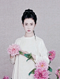 乍卷花帘人起早，胭脂润色露凝香。
