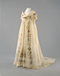 套装（1798），包括一条裙子和一条披肩（Fichu），使用的是18世纪末开始流行的刺绣薄棉布，这是法国大革命后带来的服饰改变，从洛可可奢华的极端走向了新古典简约的极端。