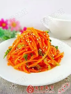 [爽口开胃小凉菜――糖醋胡萝卜] 今天推荐一道做法简单的爽口开胃小凉菜吧――糖醋胡萝卜，味道很不错，很爽口，做法还超级的简单！胡萝卜的好处俺就不多说了，赶紧的上传一篇日志，俺得搜索一下平时需要的宝贝，双11购物狂欢节巴上就到了哈，11日凌晨俺要疯狂抢购了。。。。。。还有几个小时就到了，朋友们，你们准备抢购东西了没？胡萝卜 1根、生菜一片、盐、白糖、醋、芝麻油、熟芝麻各适量。1、胡萝卜洗净，去皮、切成细丝放入盘中；3、将已经腌软的胡萝卜用清水冲净，控干水分，生菜切丝；5、撒上熟芝麻拌匀后即可食用。