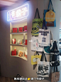宁波看展|外滩诺邸书店之做书的颜狗 : 宁波不再是❌文化沙漠，老外滩不再是❌酒吧街，老外滩沿江的诺邸书店在8⃣月开启了一场全新展览做书的颜狗，一次性让你从五个方面重新认知阅读的意义✔️   ◾️关于书展 “做书的颜狗”很独特的名