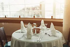 美丽的桌子上配有玻璃器皿和餐具，为节日活动而准备。在豪华餐厅或咖啡厅举行的特殊场合。表设置的概念。婚