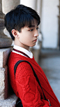 tfboys王俊凯红色毛衣写真iPhone壁纸