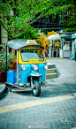 泰国曼谷最有特色的交通工具——tuktuk（嘟嘟车），炫酷的色彩，轰鸣的排气；商场货架、酒吧装饰，甚至是珠宝、玩具，都有这样的设计。是泰国最具特色的街头文化符号！

BY摄影师：@口袋骑士Vider ​​​​