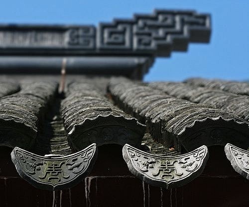 沟头滴水，是中国古建筑屋顶的瓦饰。两者配套使用，被安置在屋檐尽头瓦沟中间的板瓦下方，引导雨水之用。 -花瓣网