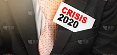 商人口袋里的名片上写着“2020年危机”。经济金融危机概念