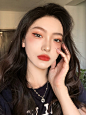 神仙眼影✨| 韩系少女蜜桃妆容 : 我！get了欧莱雅新品流金盘～外观的金色闪片流沙尊滴高调奢华哦！！ 外观bulingbuling我爱喽！！这盘有三个质地，哑光、缎光、珠光都hin耐看！ 暖金色系显色度高～ 珠光亮片水光感光泽度都ok