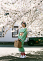 和服还能这样拍！日本摄影师、造型师AKIRA TIMES。1980年出生于日本山形县，中学毕业后帮忙经营自家果园，唯一的兴趣只是音乐与绘画。因一次意外而彷徨于生死间，竟因次而唤醒了他对于摄影于绘图的天赋。完全通过自学，创造了一个独一无二的世界观。简直太好看了！#知日艺术# ​​​​