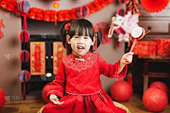 中国女婴穿着传统服装庆祝中国新年