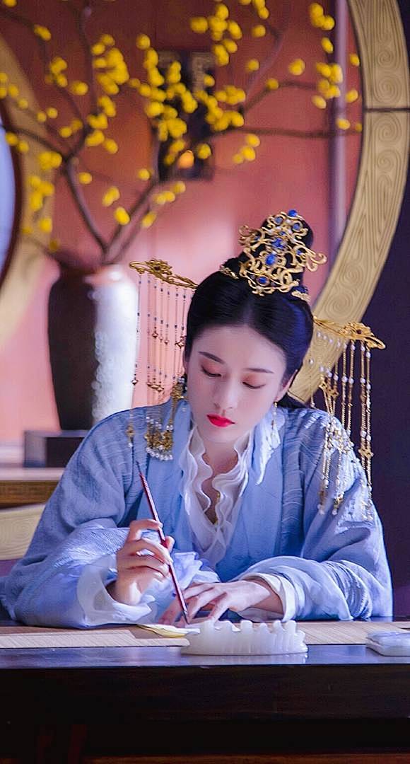 *从dwjmdgq0转采于2019-05-25 19:05:00白发王妃古装才艺女之书画没