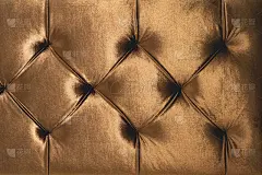 米色柔软的纺织品背景与对称的钮扣的角落钻石。柔软而昂贵的家具元素。奢华的背景