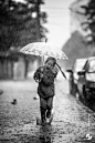 小时候我很喜欢在雨中拿着雨伞欢快地跑着.
