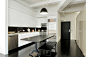 门,厨房,住宅内部,桌子,生活方式_gic16847799_Modern kitchen with entryway_创意图片_Getty Images China