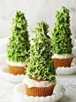 Christmas tree cupcakes made with ice cream cones
圣诞树蛋糕