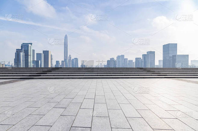 全景天窗和现代写字楼，道路空旷，混凝土地...