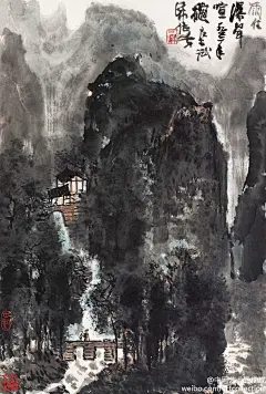 【 李可染 《雨后瀑声》 】立轴，纸本设色，69×46.5cm，1962年作。 可染先生的山水画一扫逸笔优雅的文人积习，山水以墨色为基本色调，探索光与墨的变幻，以黑、满、崛、涩来表现其艺术内涵，形成了独特的风格。他的作品常常表现出林间晨夕的逆光效果，有一种朦胧迷茫，流光徘徊的奇异效果。