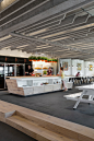 SoundCloud 新总部办公室 New Soundcloud Headquarters by KINZO Berlin - 灵感日报 : 不久前，SoundCloud邀请到德国KINZO Berlin建筑设计公司为其打造在柏林墙附近的全新办公总部。总部位于一座被改造的酒厂建筑内，SoundCloud占据了3层面积达4000平方的空间，共180名员工在这里办公……