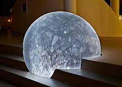 球形灯光投影装置作品穿插出现在展览空间里