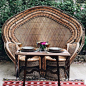 Le fauteuil Emmanuelle, dont le nom s'inspire de l'affiche du film bien connu, ou "Peacock chair" en Anglais, c'est l'assurance d'une to...