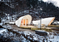 蠕虫帐篷与甜甜圈帐篷 Glamping tents shaped like worms and doughnuts by ArchiWorkshop - 灵感日报 : 这些看上去有些像毛毛虫有些像甜甜圈的帐篷是ArchiWorkshop工作室设计的，位于韩国美丽的度假胜地杨坪（Yang-Pyeong）。这些帐篷的定位在于满足那些有豪华露营需求的人，不仅在野外的帐篷中可以睡觉，还可以在内置的厨房烹饪，在卫生间洗澡……