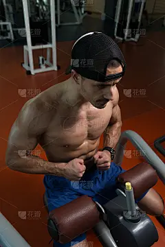 肌肉男在健身房锻炼肌肉