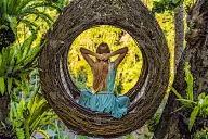 巴厘岛潮流，稻草窝无处不在。年轻的游客享受她的旅行巴厘岛，印度尼西亚。在一座美丽的山上停了下来。图为