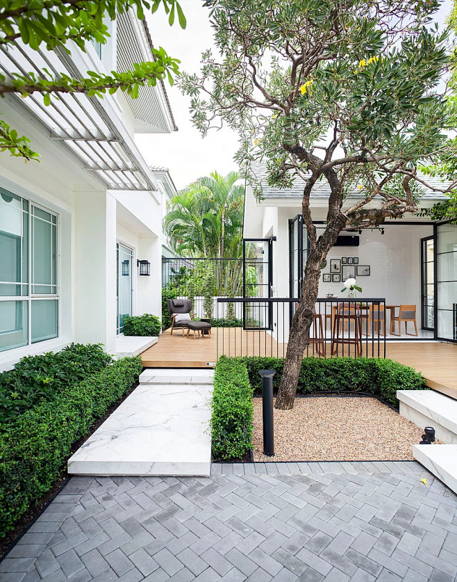 The White Cottage (#...
