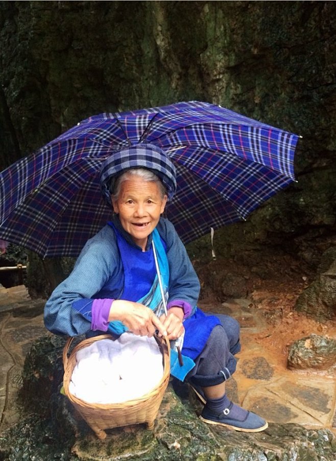 碰到这个卖鸡蛋的老奶奶看衣服是布依族的吗买了她一个鸡蛋给了5块钱