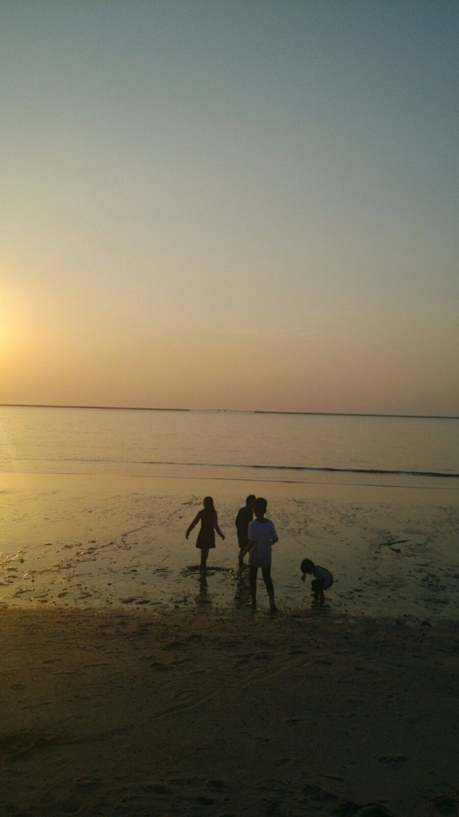 在海边玩耍的孩子们！夕阳真的很美！,无耻...