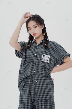 服饰系列实景模特穿着黑色格子短袖短裤套装LYQ_10.套装黑色格子衬衫短袖_IMG_1353