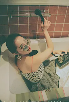 拖片王的短短自白

摄影：洪小漩

出镜：妮妮

欠下好多图……我就是个拖延症晚期患者。

修好后给妮妮发过去，妮妮说：谢谢漩宝。

这一声谢谢可羞煞了我。

最近真的特别忙，每天都有做不完的版面，写不完的稿子。

用同事的话说：觉得你是浑浑噩噩活了二十几年，你都是怎么长大的啊？

我也不知道呢，一个不小心就那么大了。

五一回家，妈妈说给我半年时间，让我找对象。

我瘪瘪嘴，要不是你这个不行那个不行，早当外婆了好嘛。

不过我相信，合适的人总归会遇到，现在没有遇到，或许是我还不够好吧。