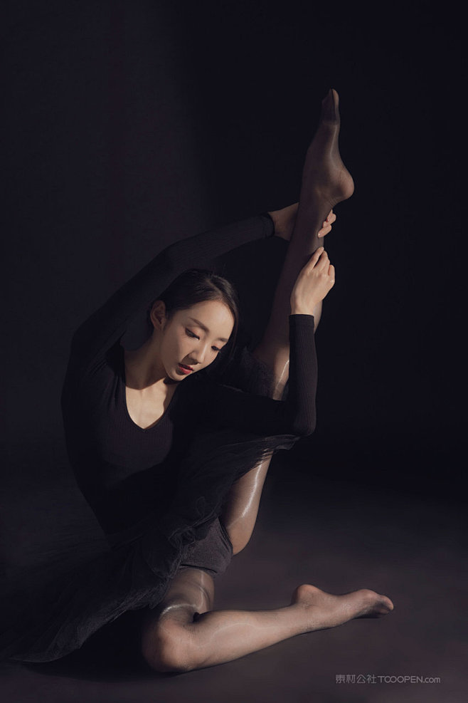 穿黑丝袜的唯美瑜伽教练人体艺术摄影图片