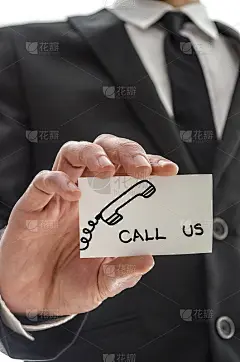特写的商人与打电话给我们的信息名片