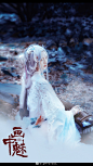 #欧巴客片集# 
  —-画中魅—-

故人曾遗卷，藏我半生衣。
几旬春来冬往不见君。
夜来忽闻花低语，
弹指间泠泠如月，画已成魅。...