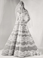 好想穿《美女与野兽》里Emma的黄裙子去结婚！
ELIE SAAB