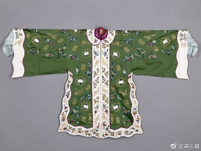 绿色缎绣桂花玉兔金皮球花纹八月花神衣，故...