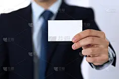 不知名的商人手里拿着空白的名片，特写