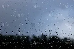 阵雨时雨滴落在窗户上