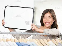 店铺招牌的女人