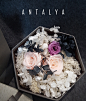 TB店名：Antalya
永生花。

紫玫瑰代表浪漫真情和珍贵独特；
粉玫瑰代表着初恋，喜欢你那灿烂的笑容；

A系列——Accept（接受） 
“世上没有十全十美的人”。白色的绣球与水苔，点缀着黑色的绣球，就像初相识，彼此激烈的碰撞，即使争吵与摩擦，依然想在一起的决心，就像这样的坚持与执着。爱，就爱全部，优点缺点，都是那么独一无二。
接受——就是我爱你的方式。
