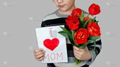 拿着一束郁金香花的男孩。母亲节或妇女节