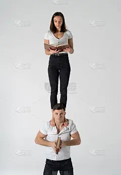 创意作文女人站在男人的肩膀上看书。教育理念与自我完善