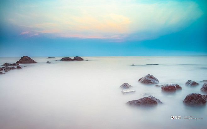 仙境般云海中的山峰壁纸