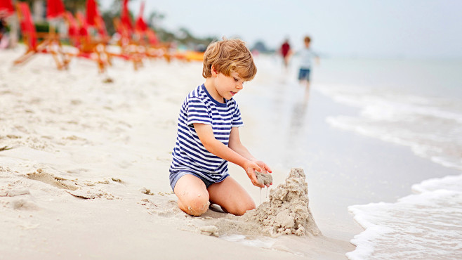 Beach_Sand_Boys_Sitt...