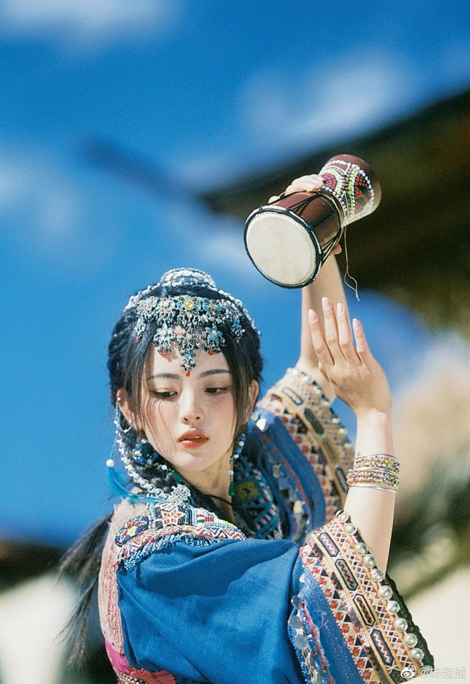 组图：杨超越曝民族风写真 俏皮可爱灵气十...