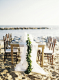 让婚礼回归自然，20个浪漫的春季户外婚宴设计！+来自：婚礼时光——关注婚礼的一切，分享最美好的时光。#海滩婚礼# #流动桌花# #餐桌布置#