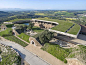 纽约VIA 57 West空中庭院 / Starr Whitehouse : Starr Whitehouse:  VIA 57 West的庭院是金字塔建筑内的一个高差很大的中庭天井公园——一个融入自然环境的空间，与周围的建筑形成鲜明对比。该设计意图带领游客徒步穿越哈德逊河流域，沿途经过三个当地的栖息地。这条小路从蕨类植物和桦树林开始，蜿蜒向上...