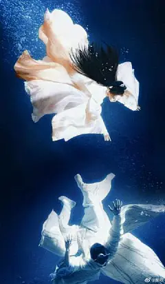 #超适合做壁纸的剧照#
电视剧《东宫》啊！！
随便一张都可以做壁纸，绝美！！
一只狐狸啊，它坐在沙丘上
坐在沙丘上瞧着月亮…… ​​​​